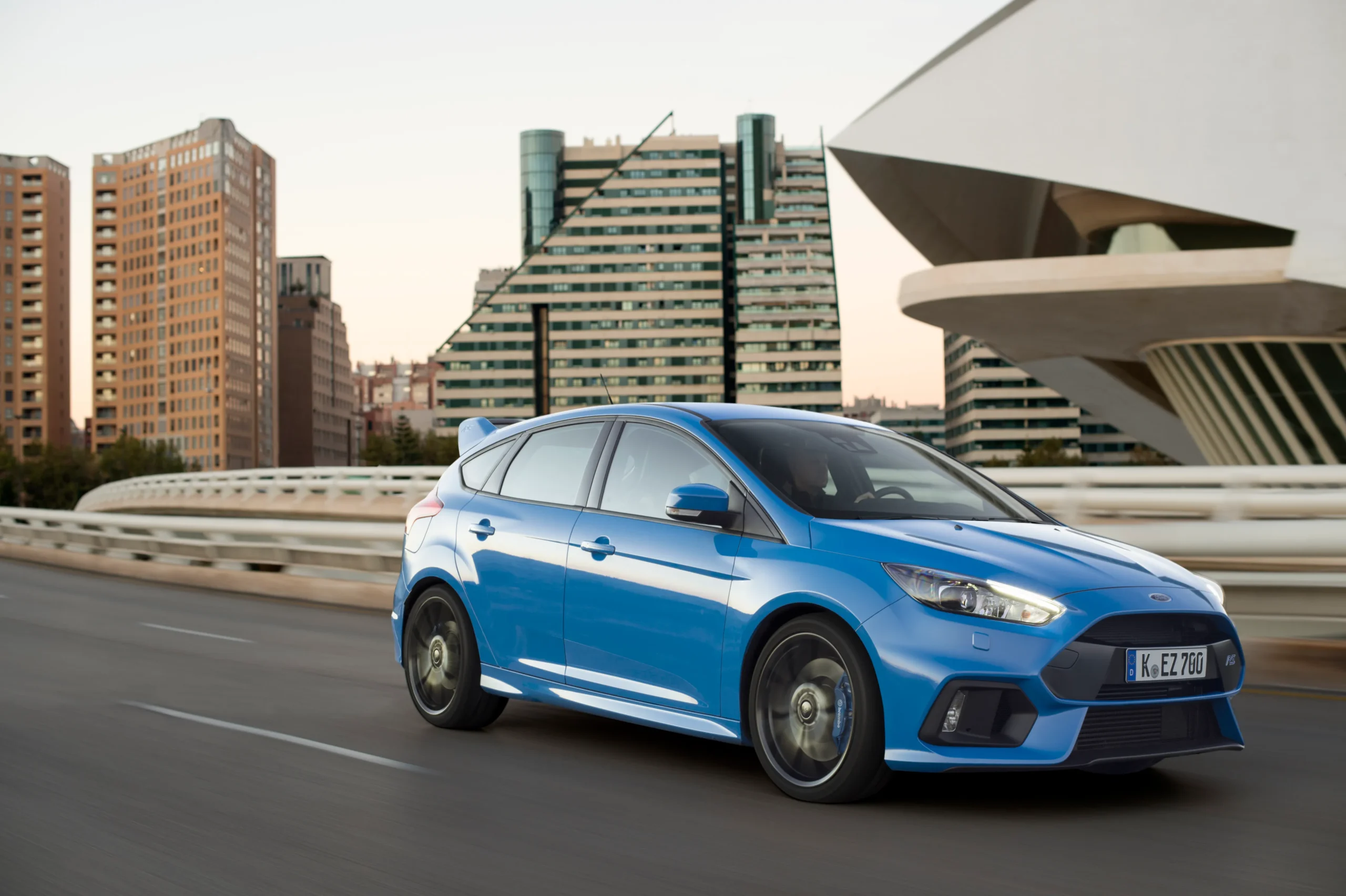 PENSIONROMANA_4_11zon Ford Focus RS con una ciudad al fondo