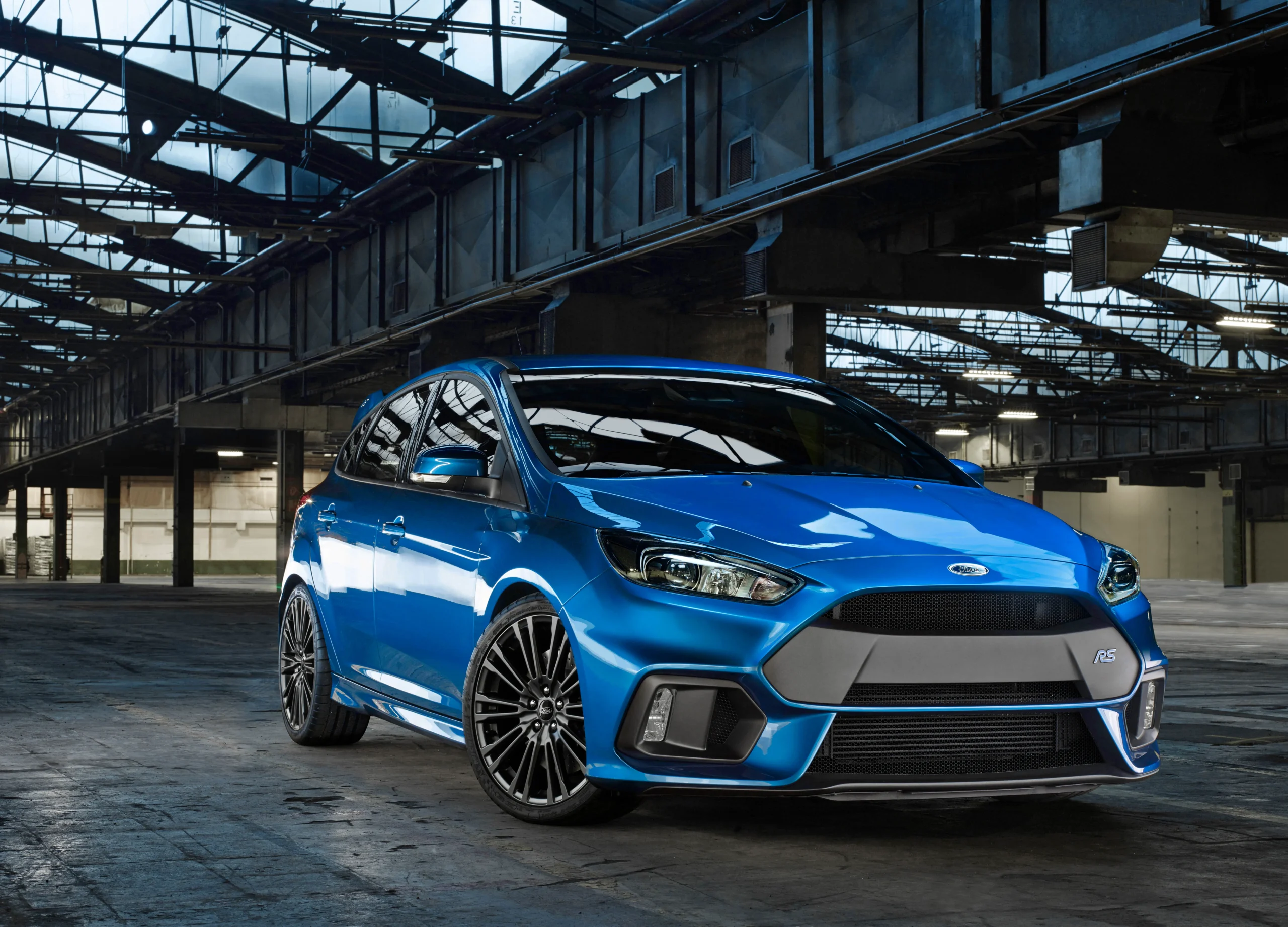24666_11zon Ford Focus RS color azul cobalto