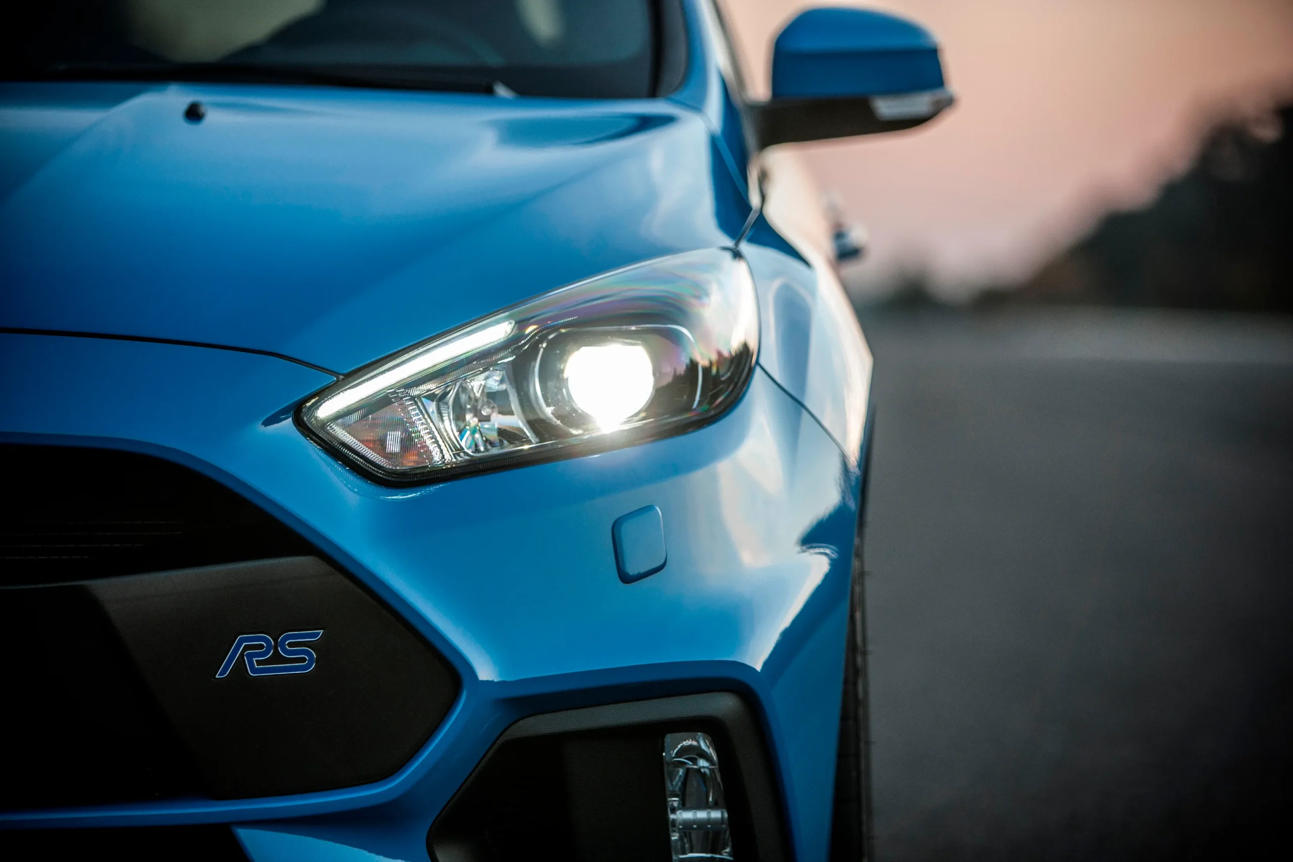 1671_12_11zon Faro de un Ford Focus RS