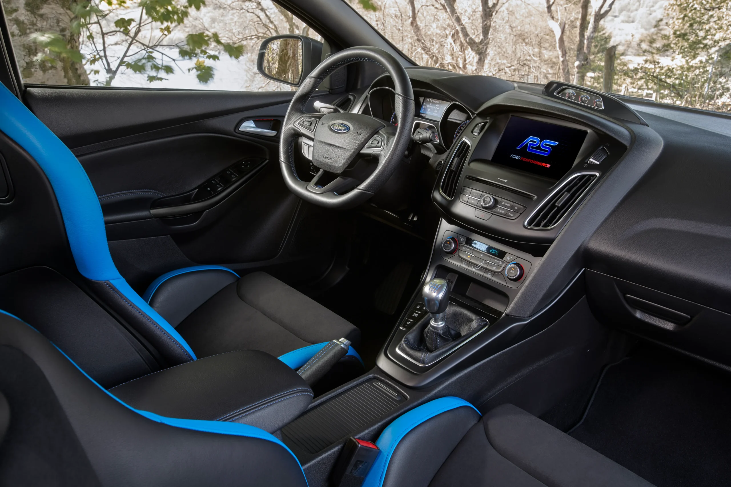 PARRILLAPORT3_1_11zon Interior de un Ford Focus RS